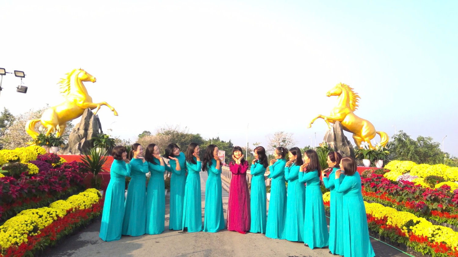 TẬP THỂ CÁN BỘ, GIÁO VIÊN TRƯỜNG MẦM NON 7/5  DUYÊN DÁNG TRONG TUẦN LỄ ÁO DÀI